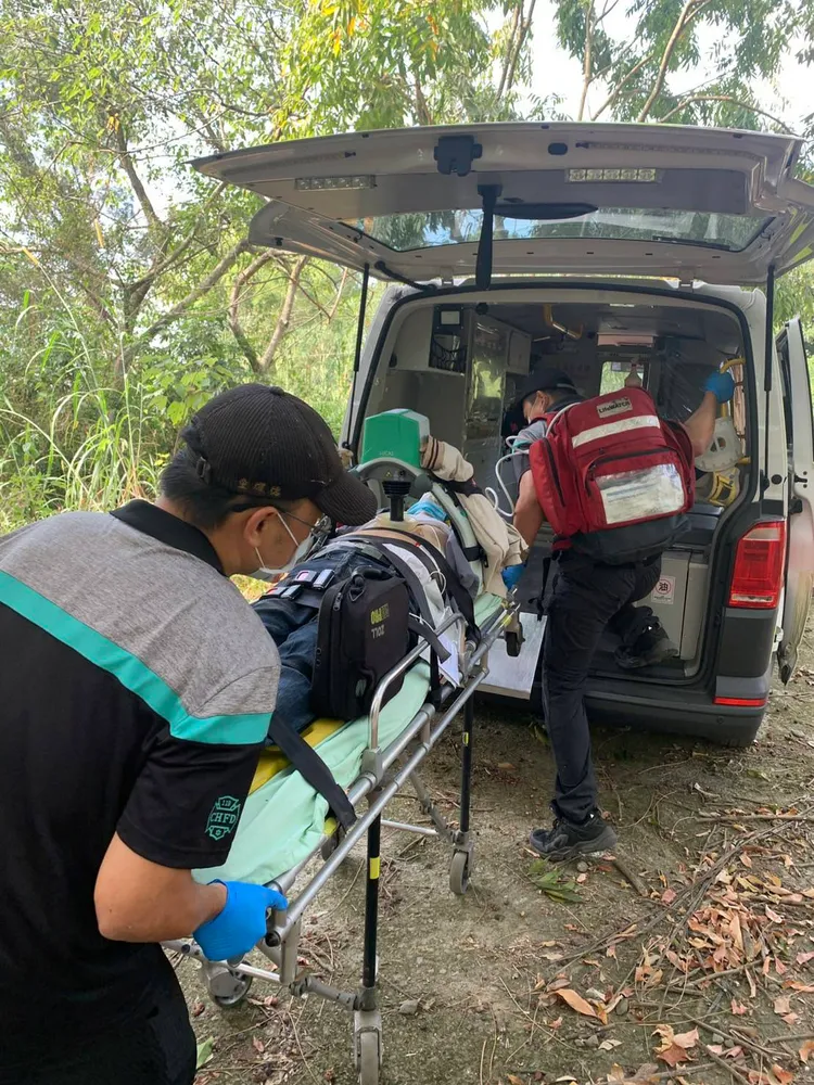 陳姓老翁被救出時已無呼吸心跳，送醫搶救仍不治。民眾提供