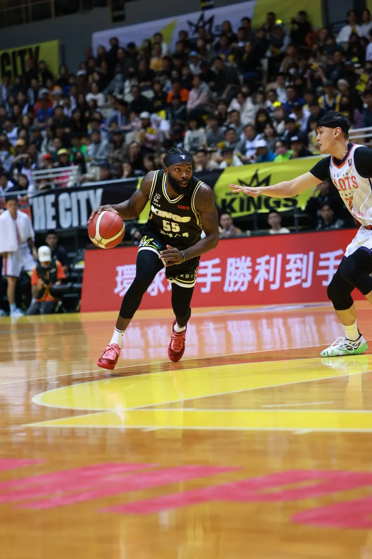 曼尼高(左)。國王