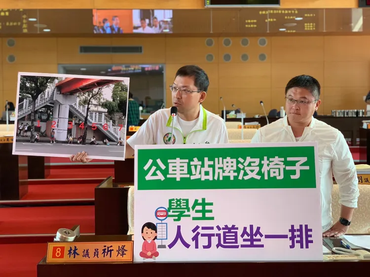 林祈烽（左）、施志昌要求若公車站空間足夠，至少設置倚靠式欄杆。林祈烽服務處提供
