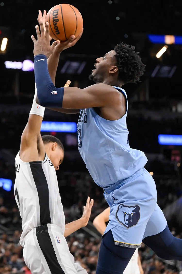 傑克森(右)挑戰文班亞馬(左)。美聯社