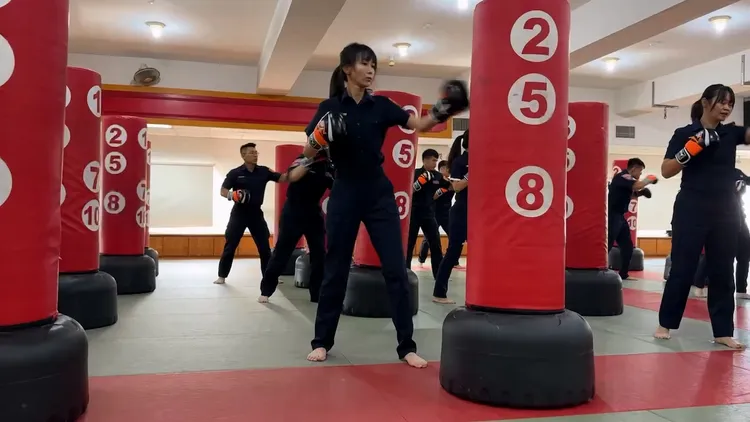 員警戴著手套跟著健身教練施作揮拳、踢腿等動作練習。警方提供