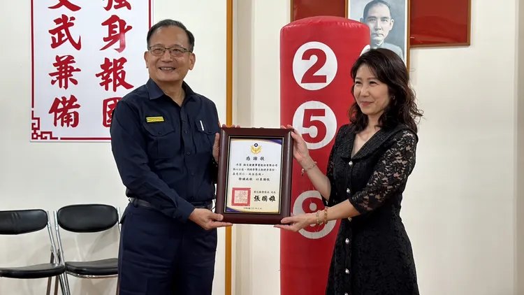 彰化縣警局長張國雄致贈感謝狀給健身工廠公關經理吳幸樺。警方提供