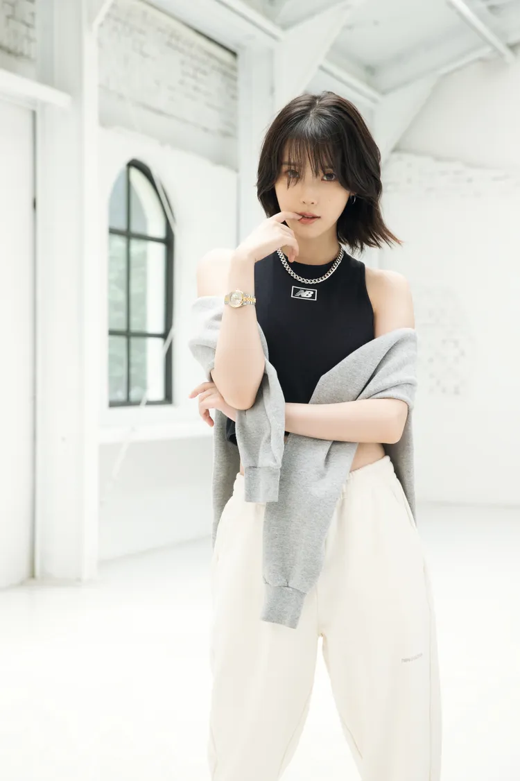 IU身穿短版剪裁的削肩背心秀出好比例。品牌提供