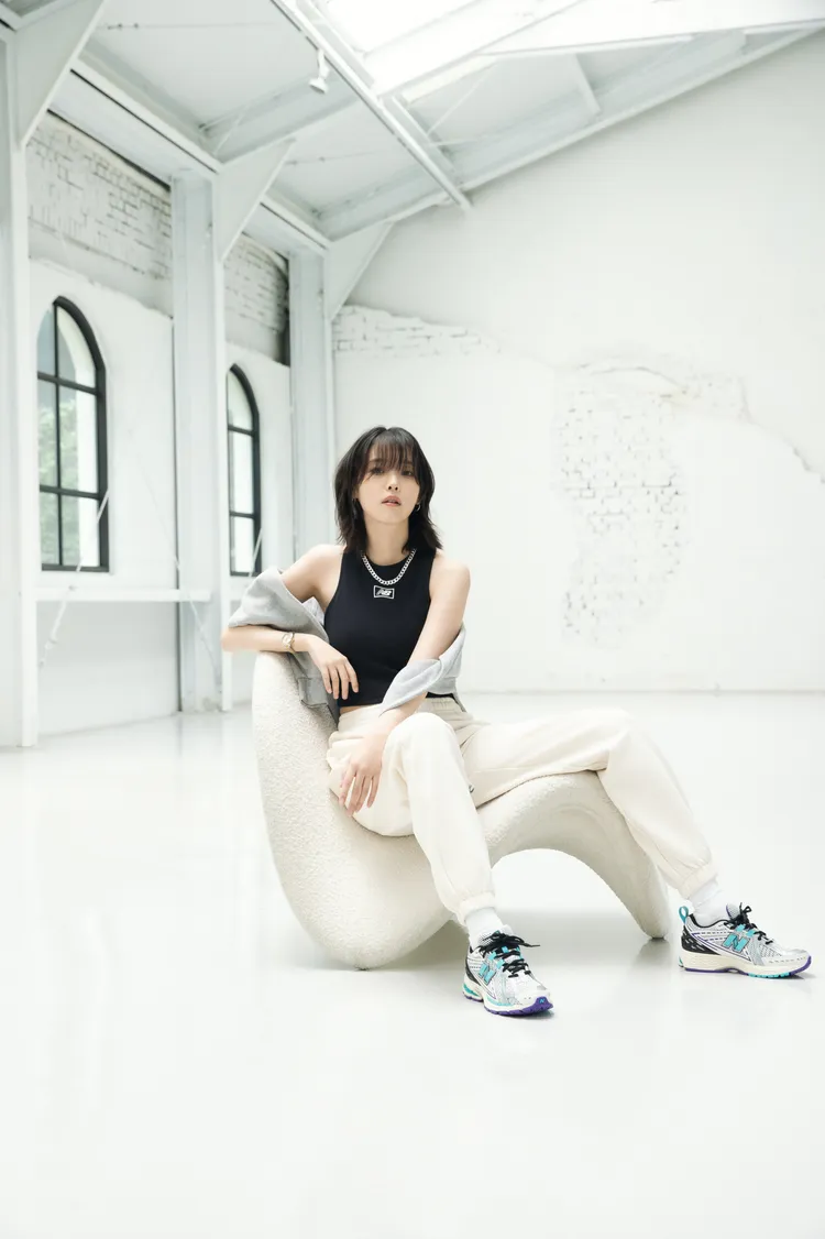 IU腳上的1906R鞋款推出亮眼新色。品牌提供