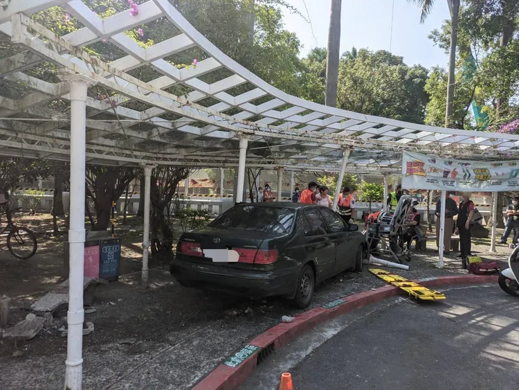 小客車衝上人行道。翻攝畫面