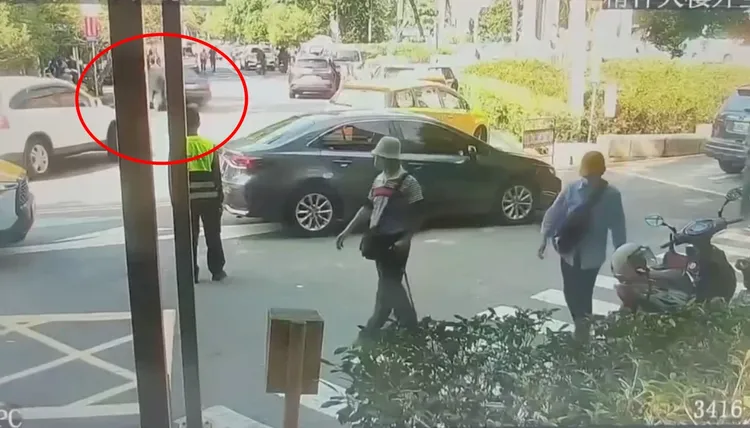 撞擊瞬間。翻攝畫面