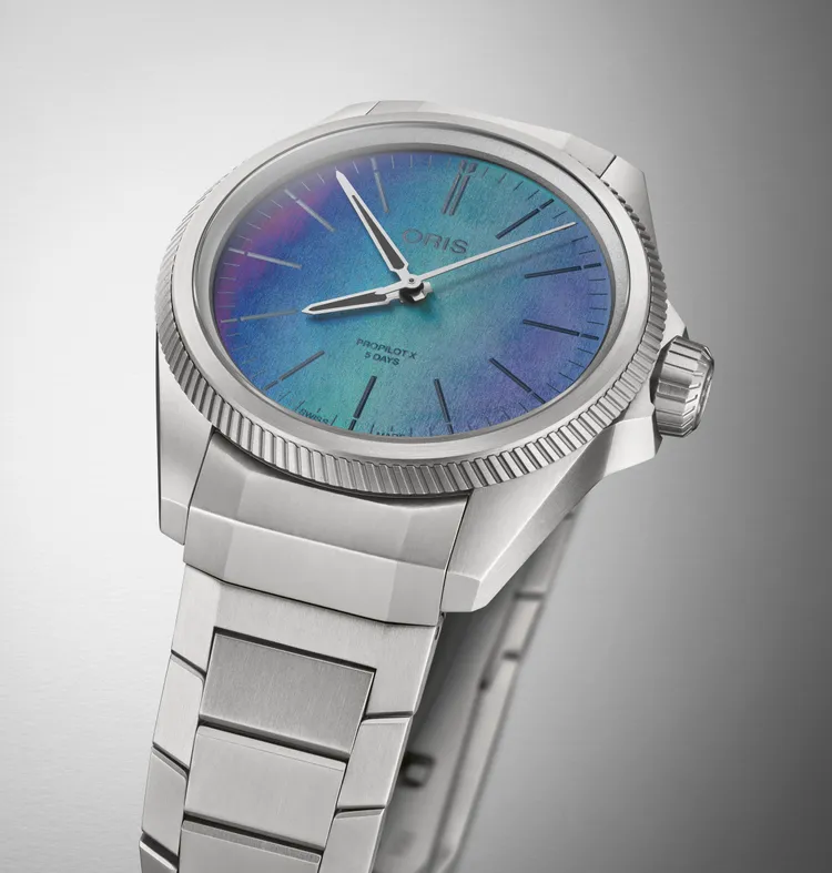 ▲ORIS與蘇黎世聯邦理工學院團隊合作，以多種不同鐳射處理方式，打造出閃爍虹彩效果的特殊錶面。