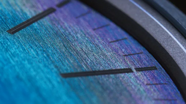 ▲立體感十足的logo、時標等，亦採鐳射技術勾勒成形。