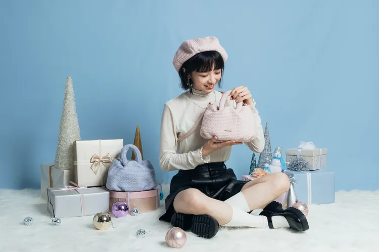 陳妍霏點名貝蕾帽和針織包適當「萌系少女」的必備單品，針織抓皺氣球包1680元、針織貝蕾帽680元。品牌提供