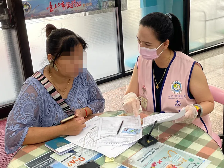 志工隊成員服務新住民。翻攝畫面