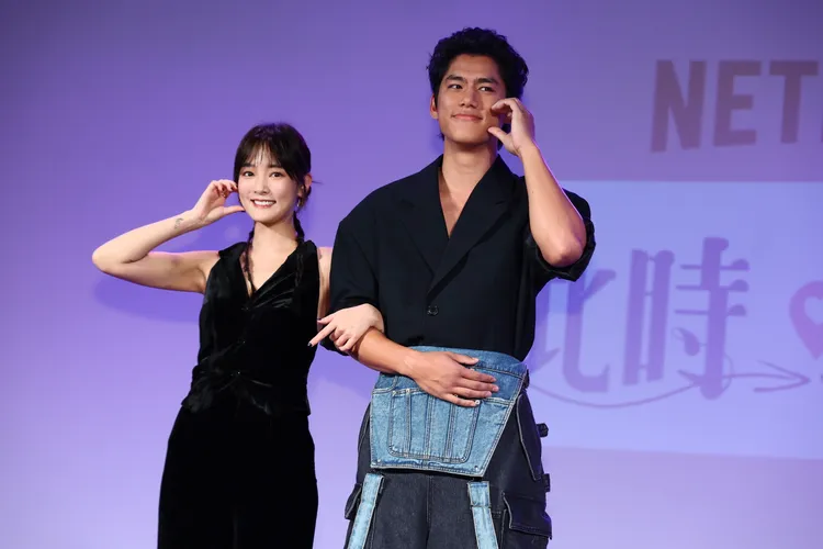 朱軒洋（右）和王淨比出臉頰愛心略尬。彭欣偉攝