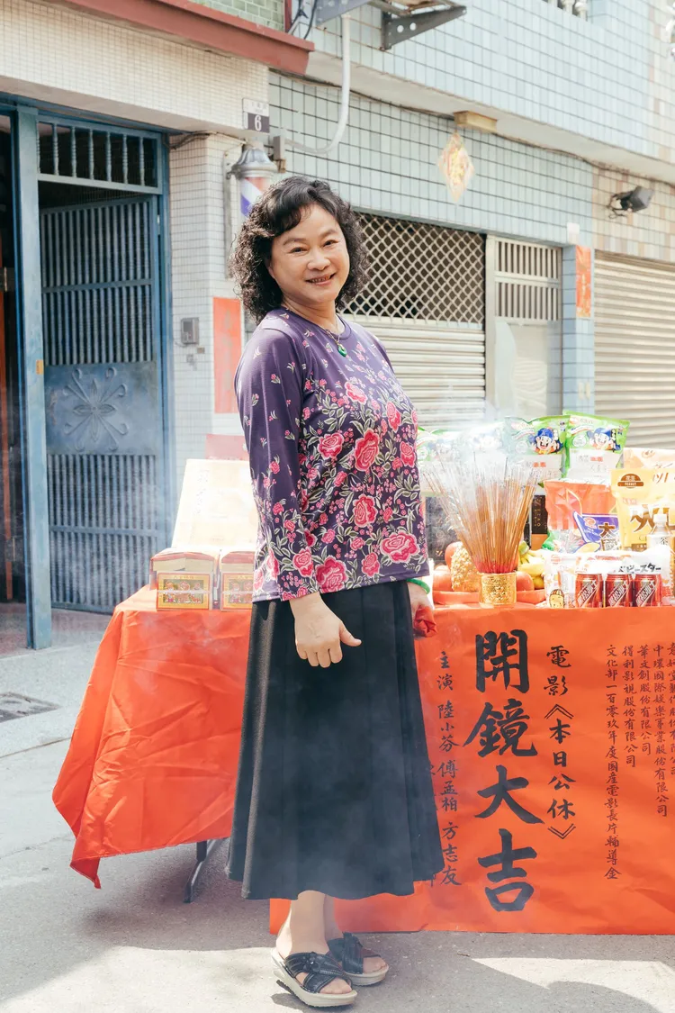 陸小芬以傅天余執導、吳念真監製的新片《本日公休》復出，飾演理髮廳老闆娘阿蕊，內斂樸實的演技，演活了台灣歐巴桑的生命力。翻攝網路