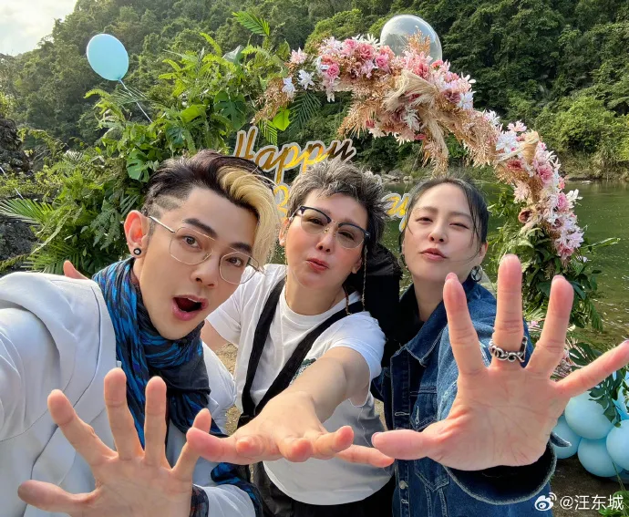 汪東城和黃小柔日前幫藍心湄慶生。翻攝自汪東城微博
