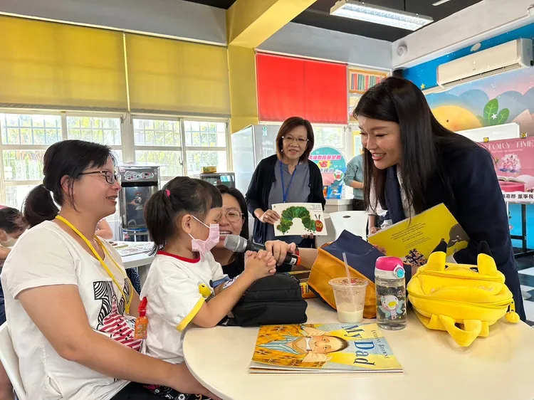 張嘉郡目前擔任雲林縣青埔教育基金會董事長，從事教育推動公益活動。翻攝張嘉郡臉書