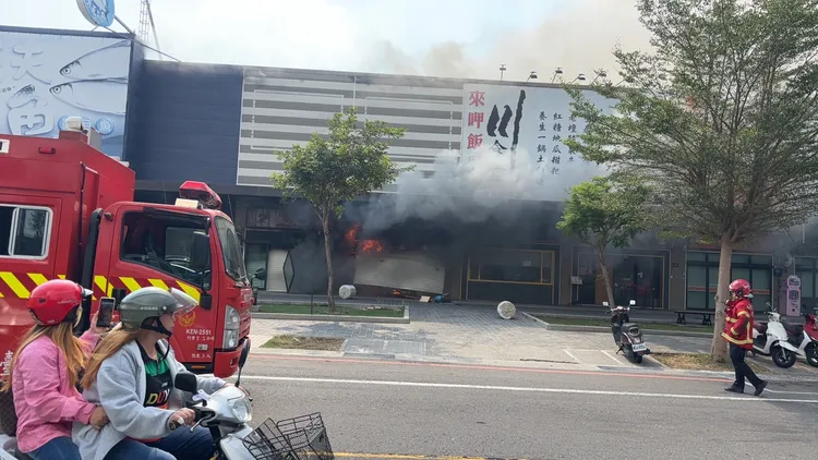 商店因不明原因氣爆，爆炸威力造成鐵捲門變形。翻攝畫面