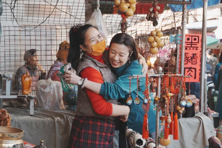 林靜儀與支持者熱情擁抱。林靜儀服務處提供