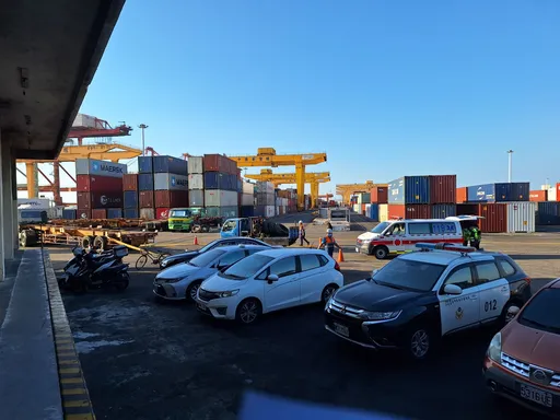 台中港離奇意外 輪胎行員工補胎ing!竟被大貨車起步輾斃