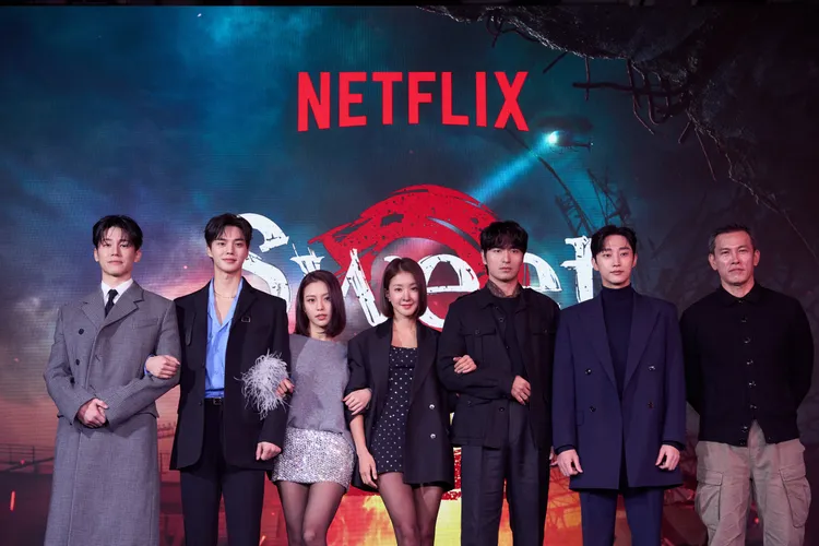 金武烈（左起）、宋江、高旻示、李是英、李陣郁、振永、劉五性今出席《Sweet Home2》首爾記者會。Netflix提供