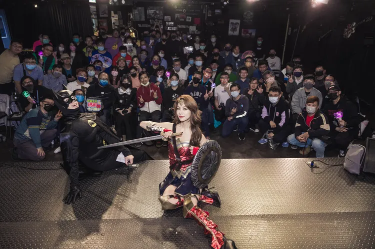 阿部瑪利亞在生日會上，和粉絲合影。麥卡貝提供