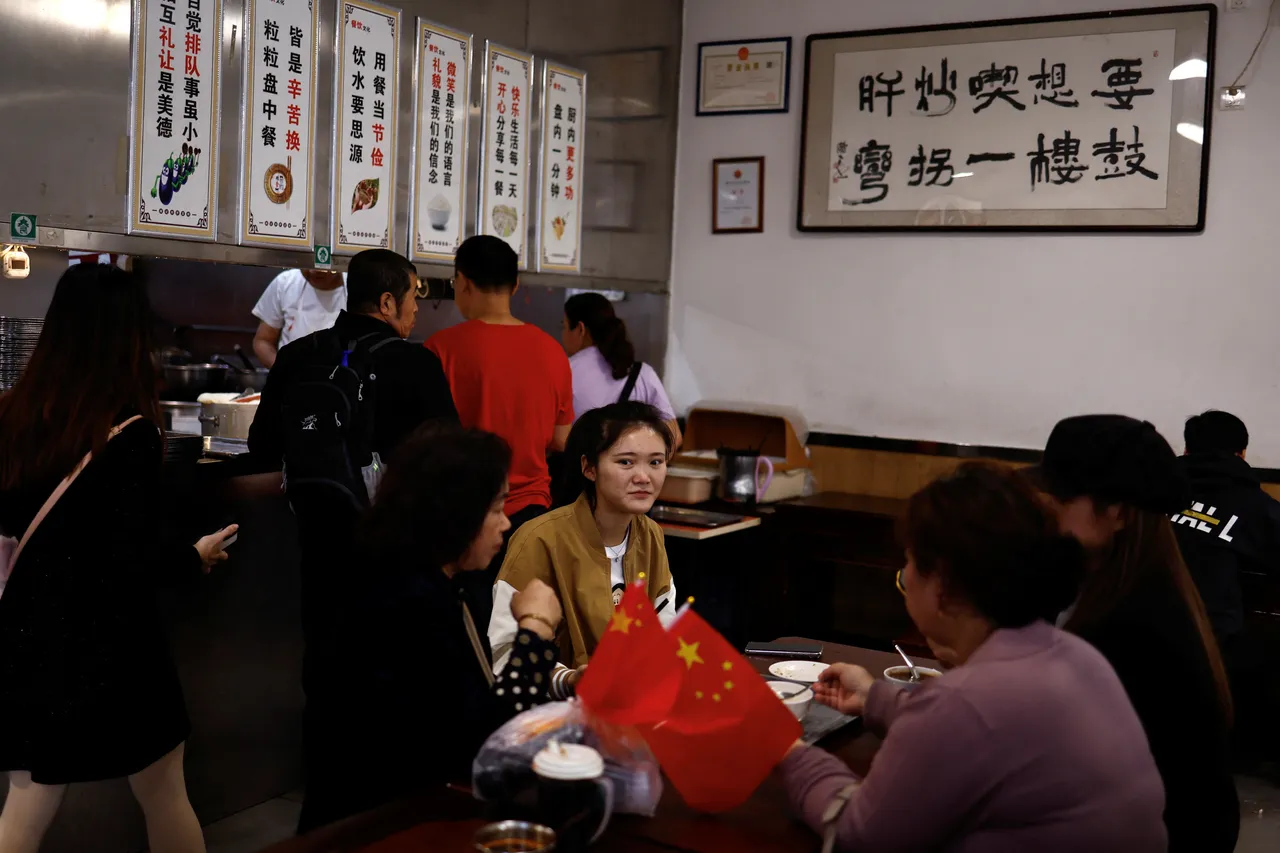 北京一間餐廳中顧客用餐。路透社