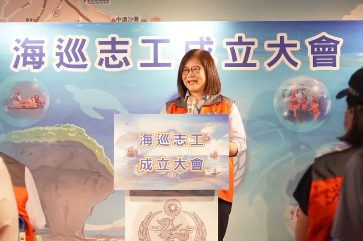 管碧玲表示，上任後經常思考在「平安」的工作上如何減輕同仁執勤負擔。海委會提供