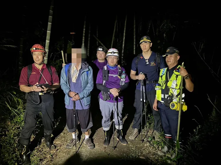 警消護送迷途登山客下山。大溪警分局提供