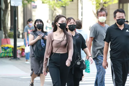 妹子不穿內衣出門!男友質問太騷? 她怒PO照「真的問號」
