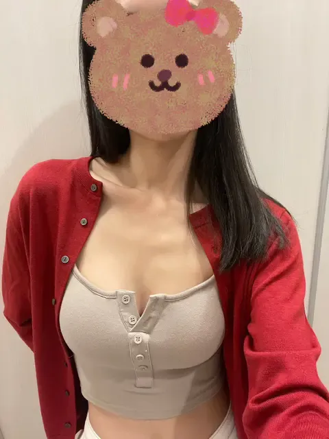 女子貼出穿著BraTop自拍照，問說「穿這樣哪裡騷了」。翻攝自論壇Dcard