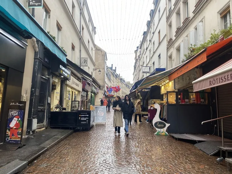 巴黎新計畫聚焦把行人優先權放在所有交通工具之 上，措施之一便是在各區推動設立步行街區，還路於 民。圖為巴黎第5區「穆夫塔路」（Rue  Mouffetard），和周邊小巷被設為步行區，直線長度 約800公尺。 中央社