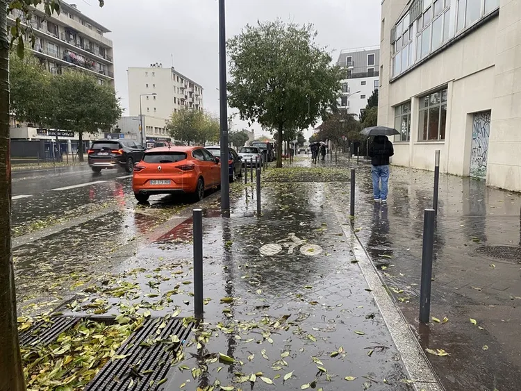 以前部分巴黎腳踏車道被設計出現在人行道旁，常會 出現單車與行人爭奪優先權的狀況，甚至撞擊意外事 故，尤其在交通繁忙的街道。巴黎市府正逐漸將兩者 清楚劃分，提高安全性。 中央社