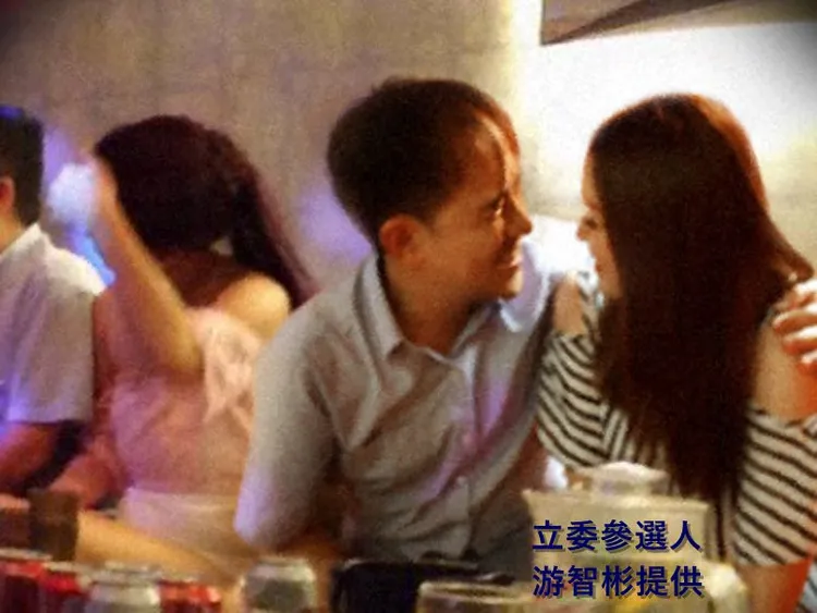 游智彬秀出林正鴻深情望著酒店小姐的照片，游智彬提供