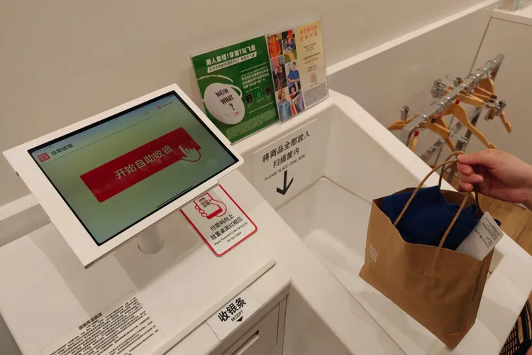 圖為上海UNIQLO的自助結帳機。路透社