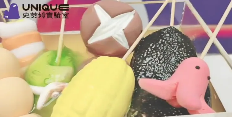 「UNIQUE史萊姆實驗室」給孩子探索世界的能力。IG @slimelab.unique_tw 提供