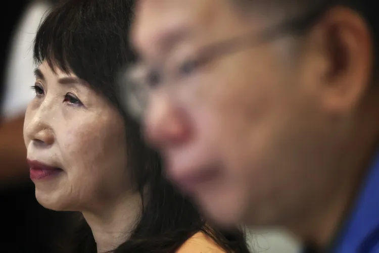 陳昭姿(左)與民眾黨主席柯文哲。資料照片