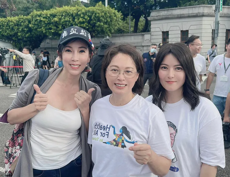 曾妍潔(左)認為，把陳昭姿列入民眾黨不分區第三，根本是對忠心的基層小雞黨員棄之如敝屣。翻攝曾妍潔臉書