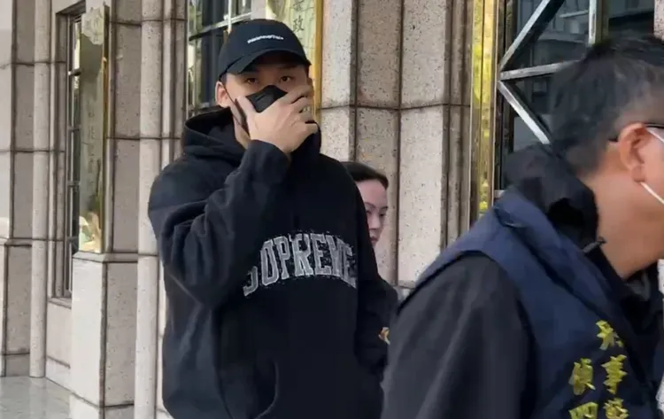 邱忠博被帶回約談。翻攝畫面