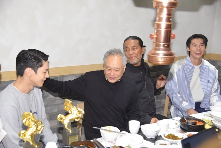 李安（左二）拍拍林柏宏（左起）的肩打氣，旁為李屏賓和許光漢。攝影中心攝