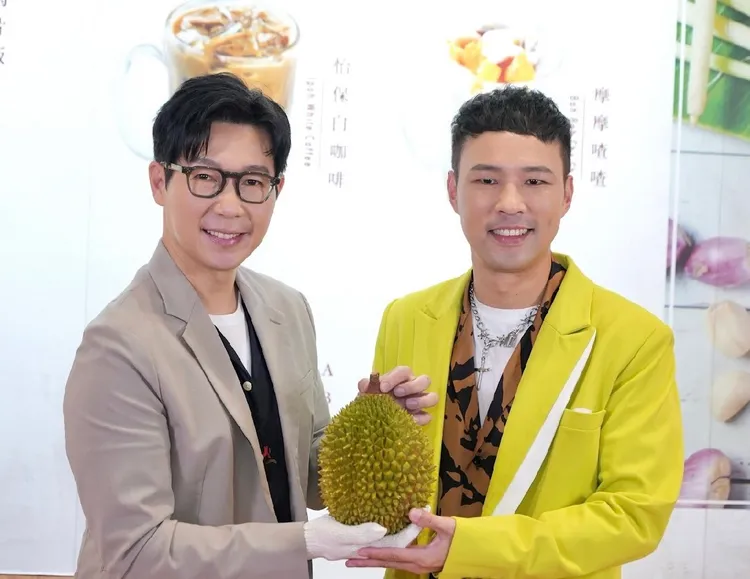 品冠送水果之王給陳威全。上行娛樂提供