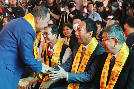 侯友宜堅持在馬辦等! 郭辦不解:當初不是你找郭台銘當桶箍?