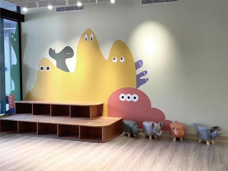 元復醫院兒童復健中心導入設計美學，以繽紛獨特的可愛小生物為主視覺，讓小朋友感覺自在舒心。院方提供