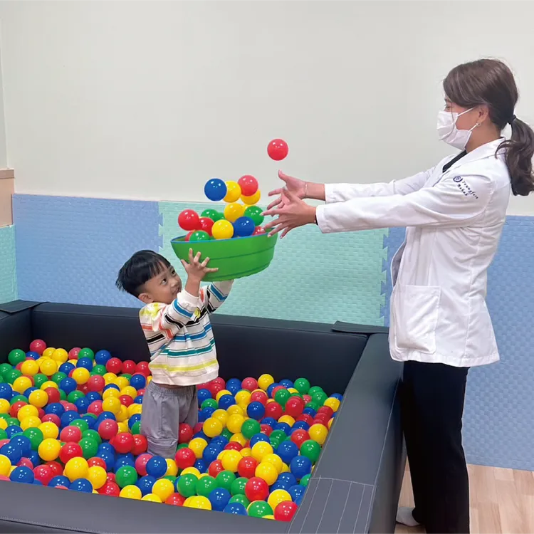 復健中心附設球池等多樣復健設備與療程。院方提供