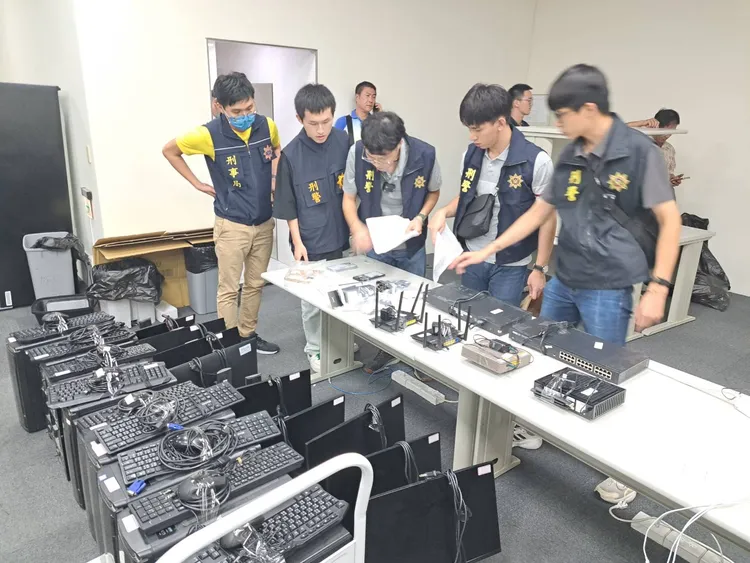 警方搜索詐騙機房。翻攝畫面