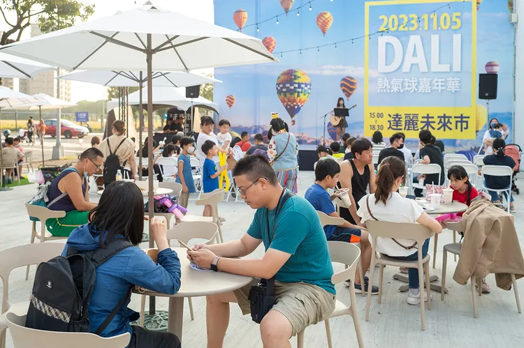 週末舉辦熱氣球嘉年華，吸引千人參與。