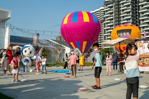 只有更狂!「達麗未來市」辦活動直接把熱氣球搬到接待中心