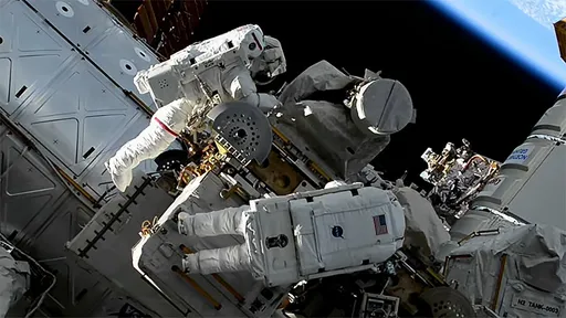 美太空人漫步搞丟工具包 它在太空漂、地球看得到