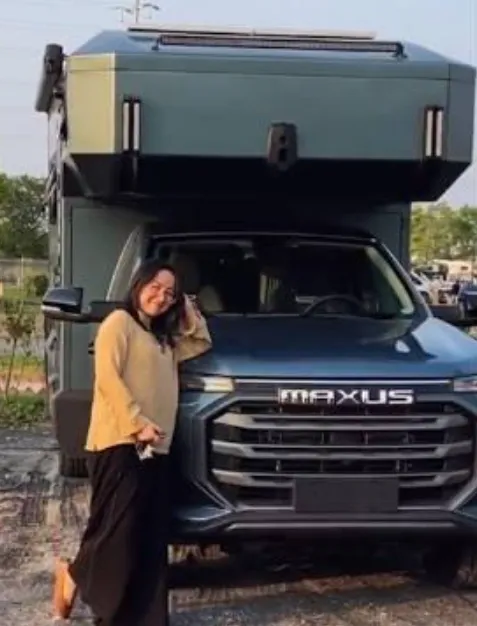 眼鏡氣質OL將百萬存款All In買了旅行車，還夢想當旅行網紅。翻攝微博/星視頻vlog