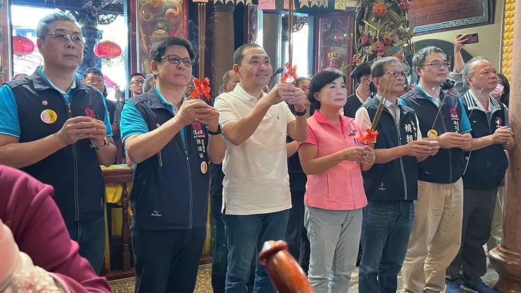 侯友宜上午到台中市潭子潭水亭參拜。鮮明攝