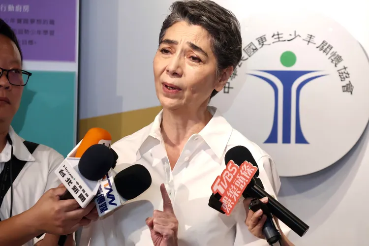 賴佩霞憶起老友，談過往回憶。彭欣偉攝