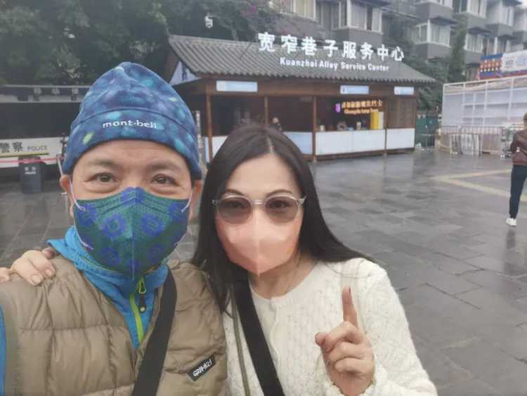 陳凱倫（左）老婆支持他把握當下，日前夫妻倆飛到成都探視。陳凱倫提供