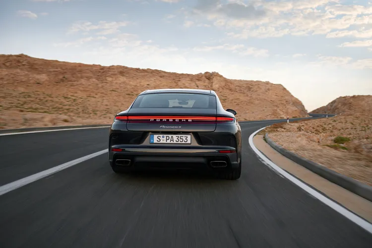 全新 Panamera E-Hybrid 車型還可選配創新的保時捷主動車高控制系統，標榜就算是進行激烈的煞車、轉向或加速動作，這套底盤系統依舊使 Panamera 的車身永遠保持水平。原廠照片